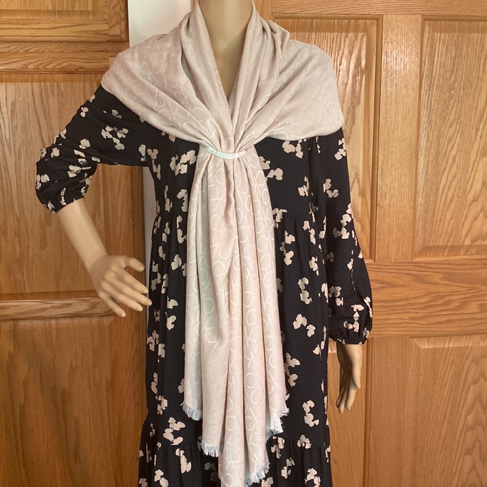 Large Calvin Klein Heathered Almond scarf with frayed edges and hoop for designs - Picture 2 of 14